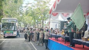 Sekda Kab. Sampang Yuliadi Setiawan dan Kepala Kemenag Sampang Moh Ersyad, saat melepas jamaah haji (Yusuf/Memo X)