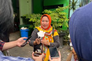 Salah satu calon wali murid, yang mendatangi kantor Disdikbud Kota Malang untuk lakukan protes. (bim) - Tak Puas Hasil Seleksi Jalur Zonasi, Warga Protes