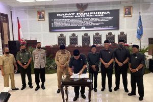 Ketua DPRD Kota Malang, I Made Riandiana Kartika, saat menandatangani Ranperda PBG. (bim)