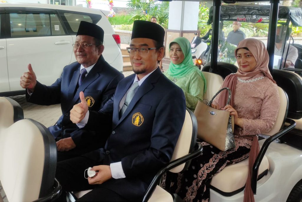 Rektor UB sebelumnya, Prof Nuhfil Hanani dan Rektor UB periode 2022-2027, Prof Widodo, bersama istri masing-masing.