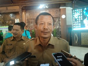 Sekretaris Dinas Lingkungan Hidup (DLH) Kabupaten Tulungagung, Makrus Manan menjelaskan progres TPA Banyu Urip. (memox/jaz)