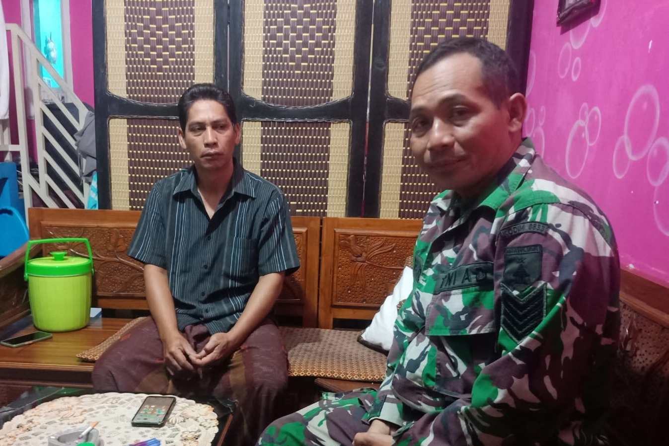 Babinsa-Sukun-komsos-mengunjungi Ketua RT. 03 RW. 01, Bandungrejosari. (ist)