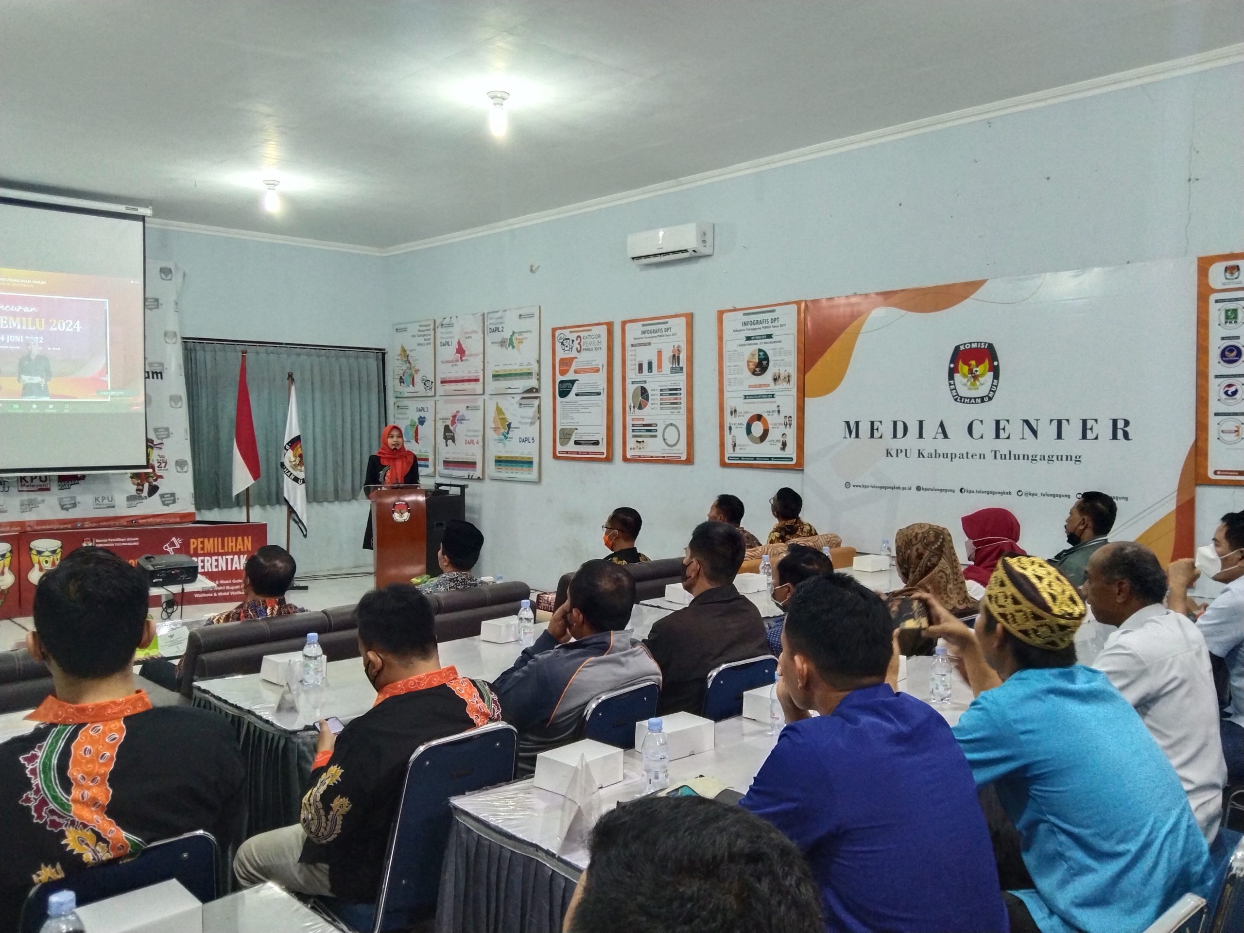 Ketua KPU Tulungagung Susanah memberikan sambutan dalam peluncuran tahapan pemilu. (memox/jaz)