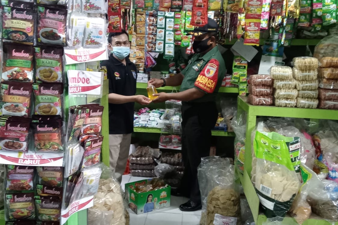 Babinsa memantau harga migor di salah satu pasar tradisional. (ist)