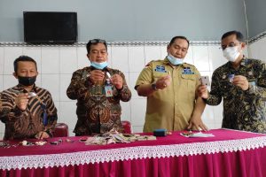 Petugas Lembaga Pemasyarakatan Kelas IIB Blitar menunjukkan barang hasil razia kamar warga binaan, Kamis (16/6/2022). (leh)