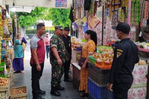 Babinsa Bareng dampingi Forpimcam Klojen pantau HET migor Pasar Bareng. (ist) - Babinsa Bareng Dampingi Forpimcam Klojen Pantau HET Migor Pasar Bareng
