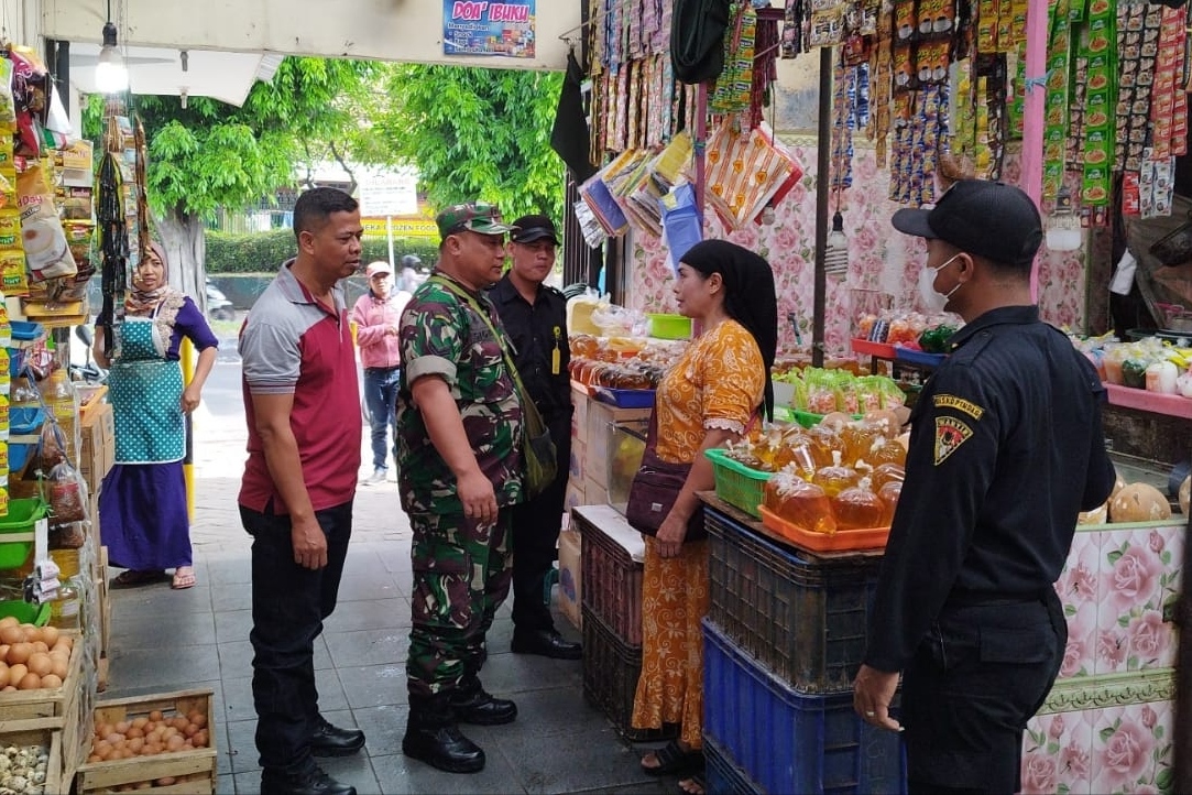 Babinsa Bareng dampingi Forpimcam Klojen pantau HET migor Pasar Bareng. (ist) - Babinsa Bareng Dampingi Forpimcam Klojen Pantau HET Migor Pasar Bareng