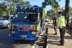 TNI-Polri pantau mobilisasi truk pengangkut hewan ternak sapi. (ist) - Cegah PMK, TNI-Polri Pantau Mobilisasi Truk Pengangkut Hewan Ternak Sapi