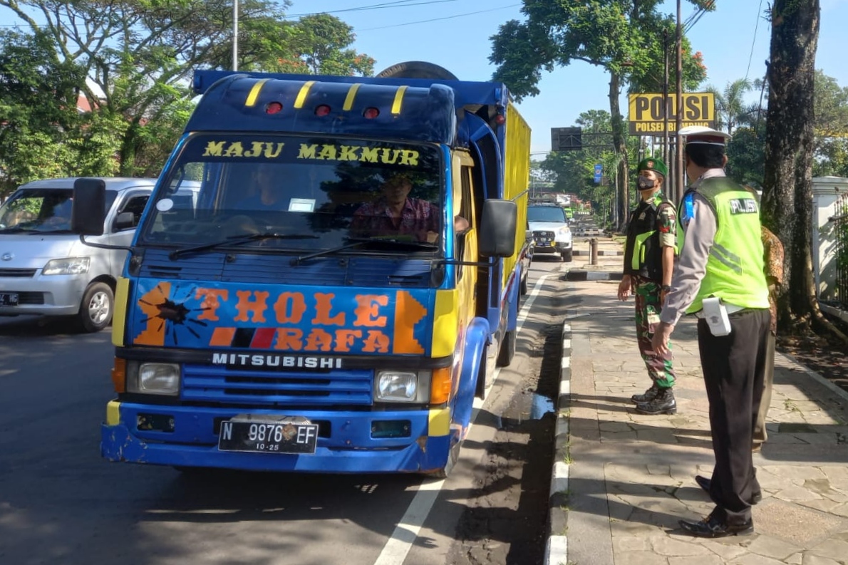 TNI-Polri pantau mobilisasi truk pengangkut hewan ternak sapi. (ist) - Cegah PMK, TNI-Polri Pantau Mobilisasi Truk Pengangkut Hewan Ternak Sapi