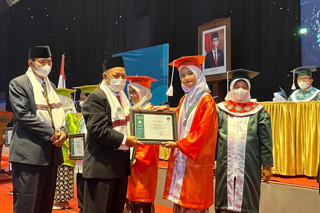 Jajaran Pimpinan LPI Sabilillah Malang, secara simbolis menyerahkan penghargaan kepada siswa-siswi berprestasi. (bim) - Cetak Generasi Pemimpin Peradaban, LPI Sabilillah Malang Lepas 492 Siswa SISMA