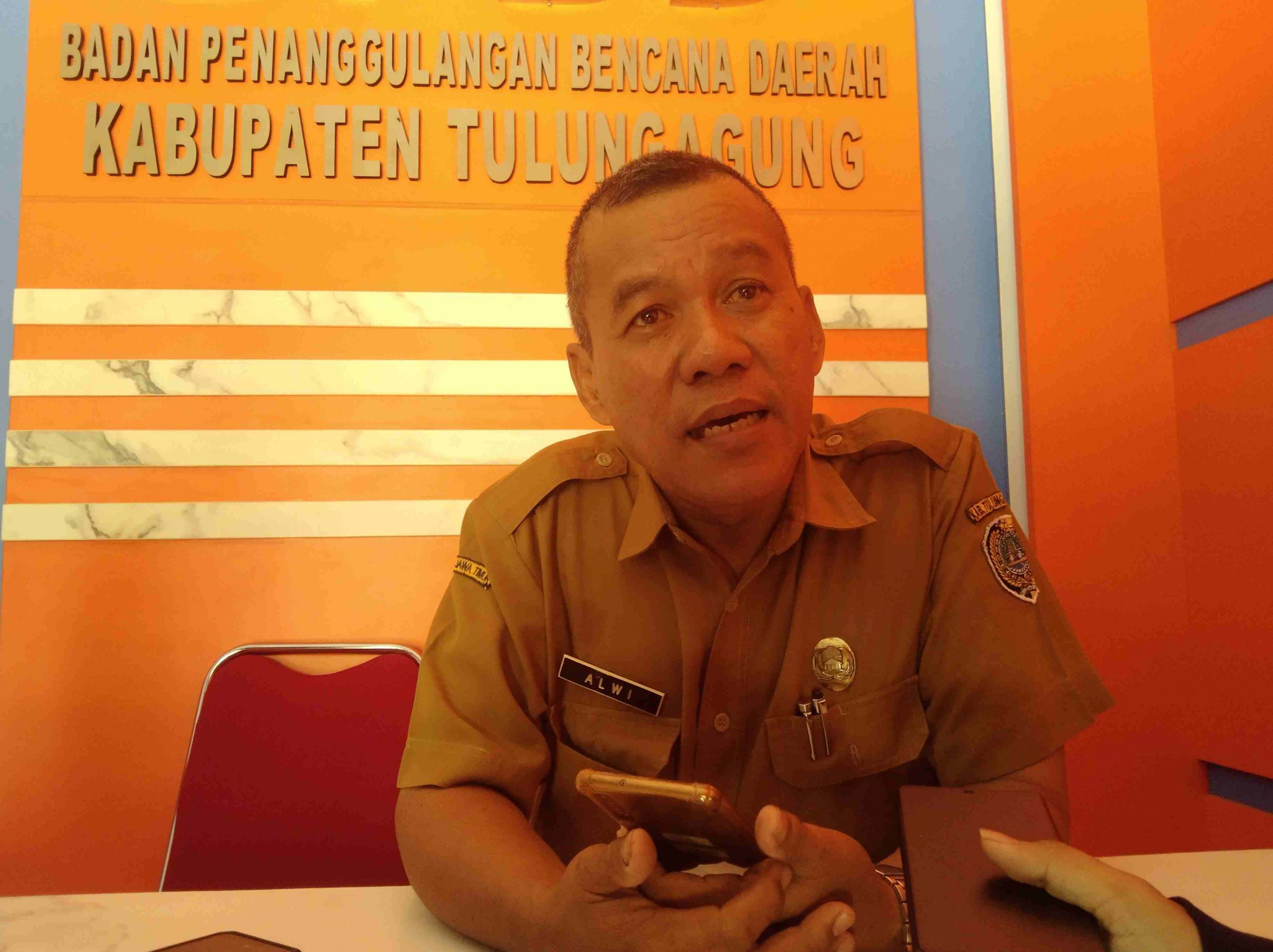 Kabid Kedaruratan dan Logistik Badan BPBD Kabupaten Tulungagung, Nadlori Alwi saat ditemui di kantornya. (memox/jaz) - Dua Kecamatan di Tulungagung Paling Berpotensi Longsor
