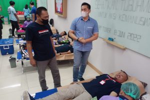 Kacab BPF Malang dan Ketua PWI Malang Raya meninjau pelaksanaan donor darah. (rhd) - Peringati Hari Donor Sedunia, BPF dan PWI Malang Raya Targetkan Ratusan Kantong Darah