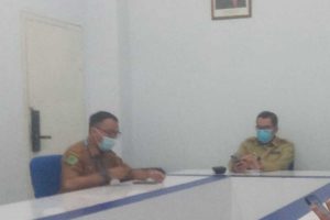 Kadiskominfo (kanan) dan Kabid Kominfo Pamekasan (kiri). (srd) - Dilepas Sendirian ke Lapas, Isteri Tersangka Kecewa Pejabat Diskominfo