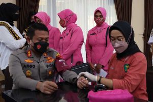 Kapolres Blitar Kota AKBP Argowiyono, turut ambil bagian dalam kegiatan donor darah. (leh) - Jelang HUT Ke-76 Bhayangkara, Polres Blitar Kota Gelar Donor Darah