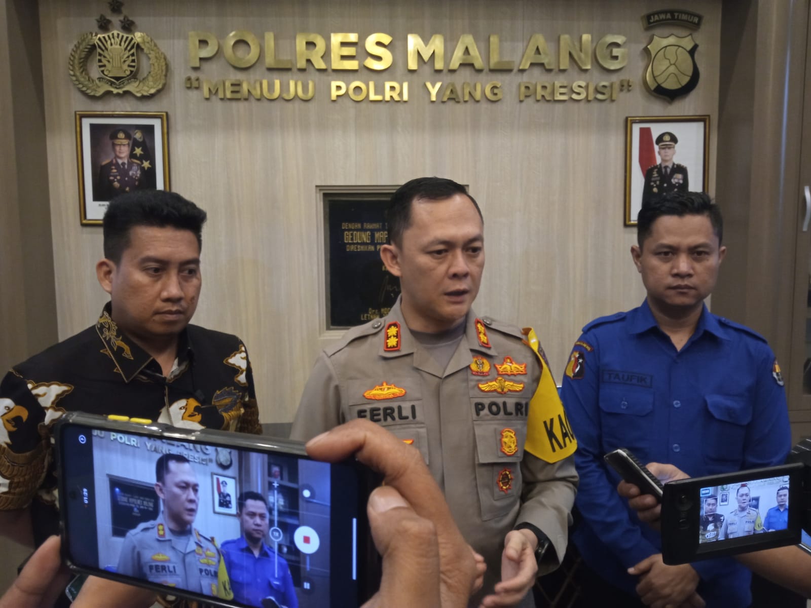 Kapolres Malang, Ferli Hidayat tengah diwawancarai oleh awak media. (Ist) - Pelaku Penyekapan Gadis Sumberpucung Ternyata Langganan Masuk Bui