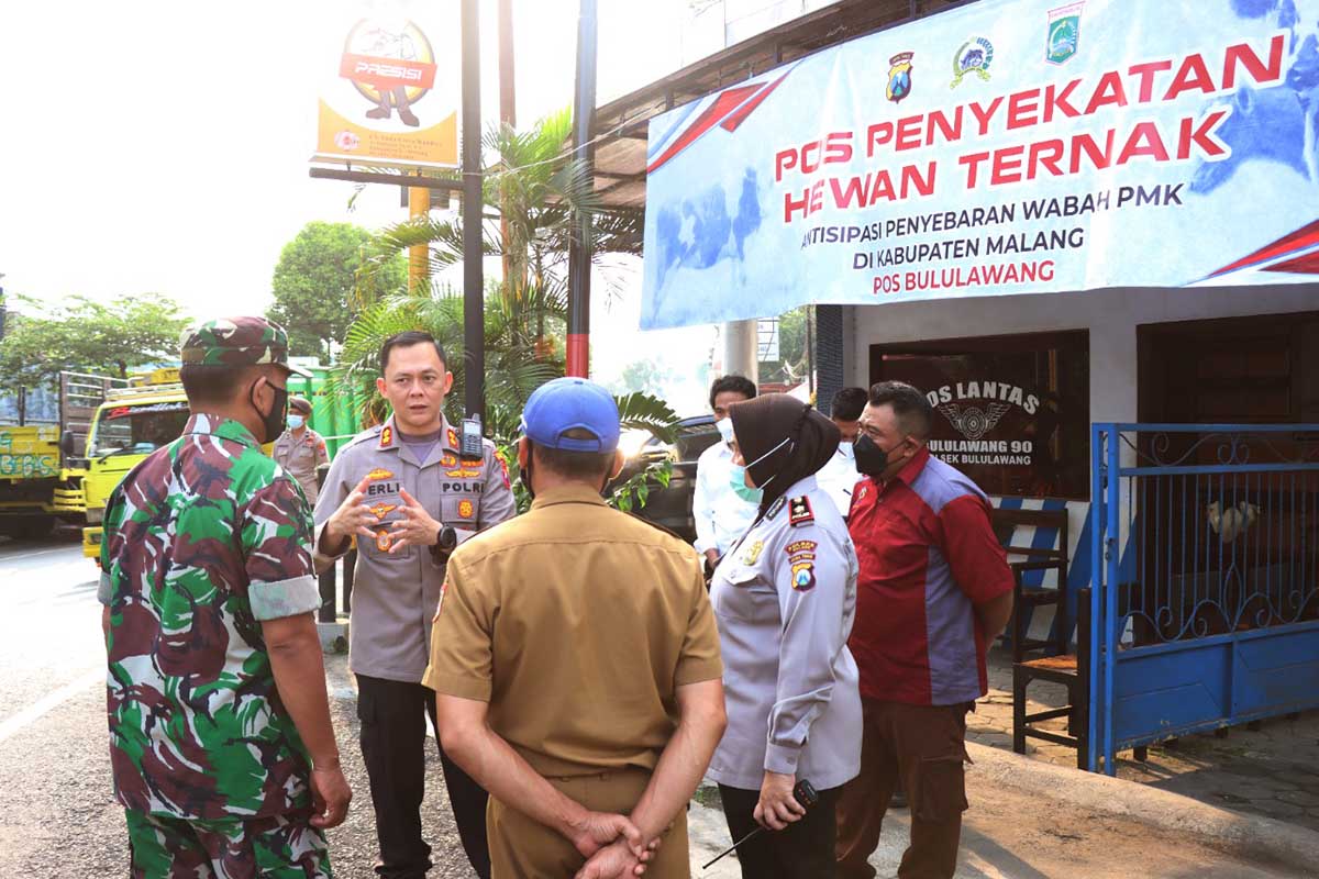 Kapolres Malang Lakukan pemeriksaan langsung pos penyekatan PMK. (ist) - Kapolres Malang Pantau Langsung Pos Penyekatan Lalulintas PMK