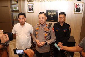 Kapolres Malang yang tengah diwawancarai awak media. (ist) - Kasus Pembunuhan di Karangploso, Polisi Periksa 8 Saksi