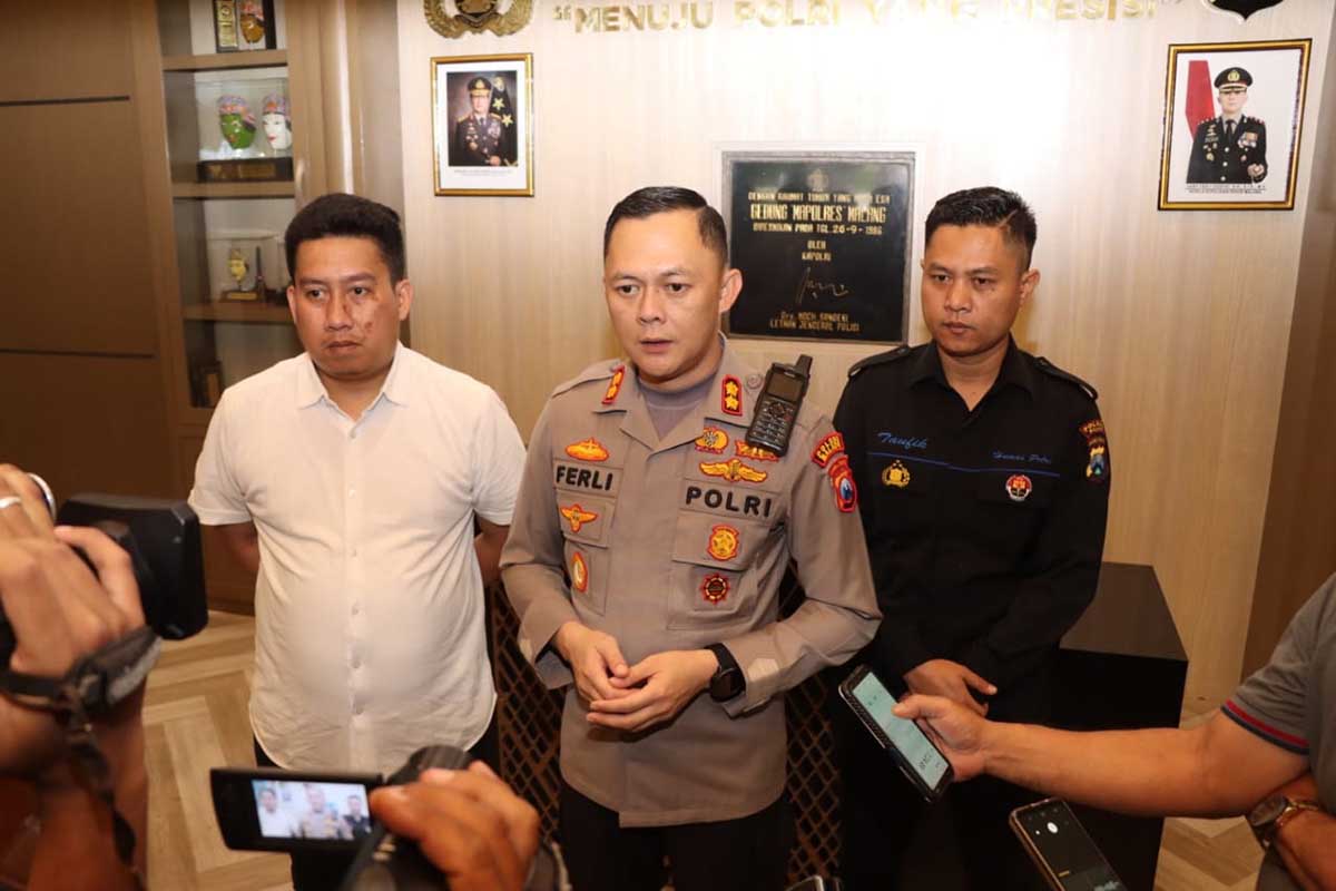 Kapolres Malang yang tengah diwawancarai awak media. (ist) - Kasus Pembunuhan di Karangploso, Polisi Periksa 8 Saksi