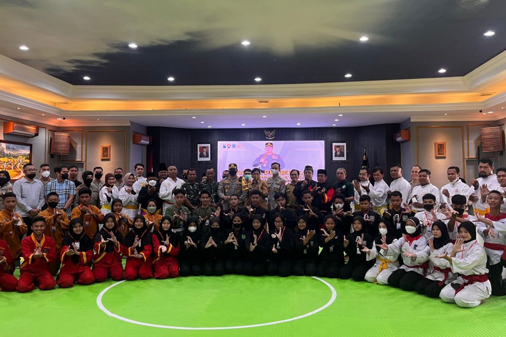 Kapolresta Kota Malang, Budi Hermanto beserta jajarannya, bersama para peserta kejuaraan. (bim) - Pesilat Kota Malang Adu Ketangkasan Rebutkan Piala Kapolresta Malang Kota