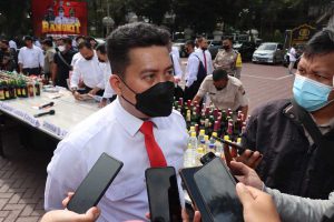 Kasat Reskrim Polres Malang, AKP Donny saat diwawancara awak media. (ist) - Kades Kalipare Ditetapkan Sebagai Tersangka Korupsi DD Rp423 Juta
