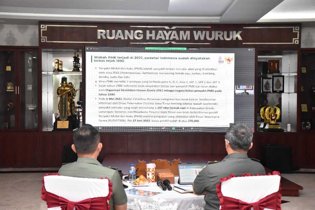 VIDEO CONFERENCE: Kasdam V/Brawijaya Brigjen TNI Piek Budyakto mengikuti Vidcon yang dipimpin Menko Marves RI Jenderal TNI (Purn) Luhut Binsar Pandjaitan, Senin (27/6/2022) - Kasdam V/Brawijaya Ikuti Vidcon Tentang Penanganan Penyakit Mulut dan Kuku pada Hewan Ternak