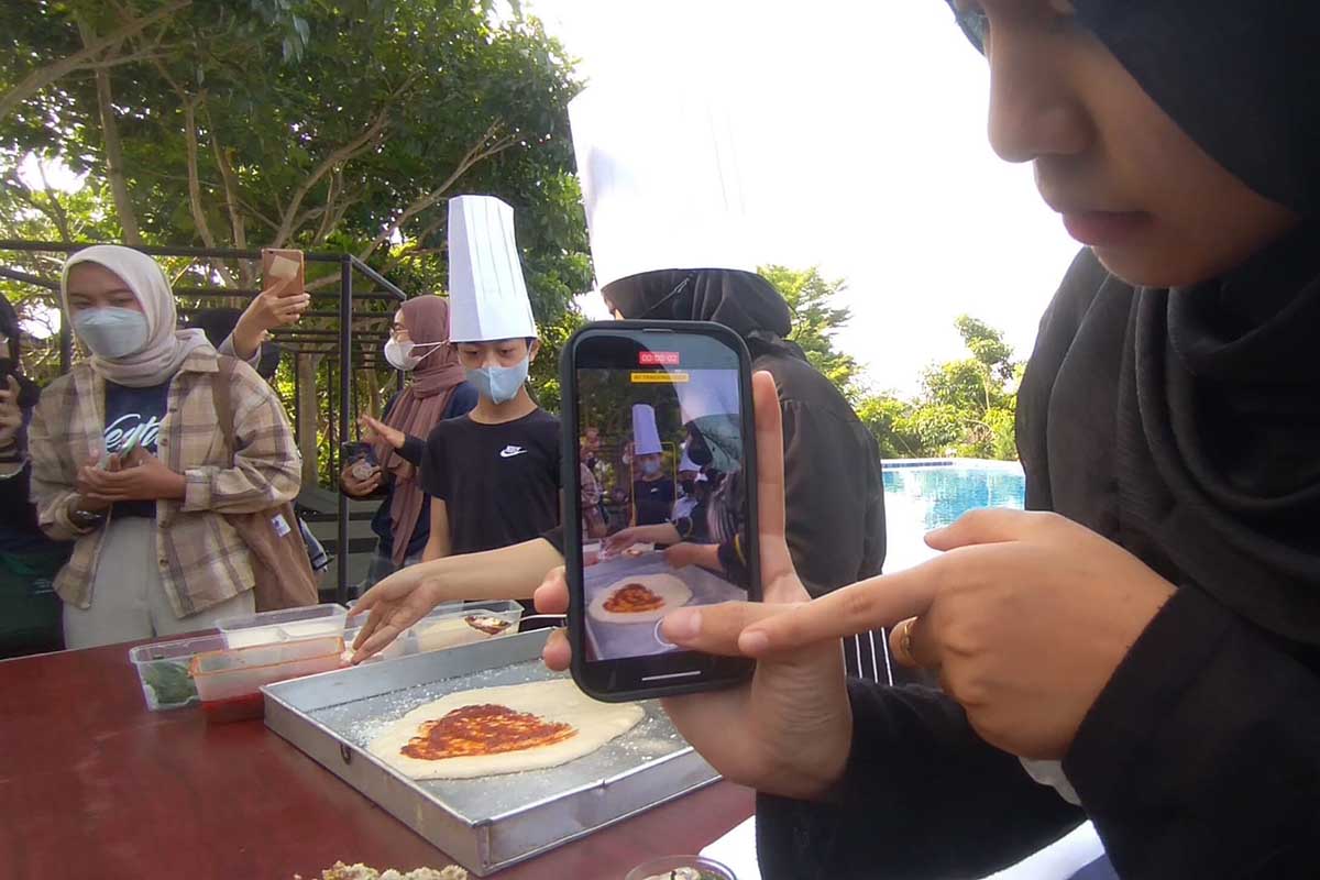 Kegiatan praktik Content Creator Academy. (ws6) - Dongkrak Pariwisata, Disparbud Kabupaten Malang Bentuk Komunitas Content Creator