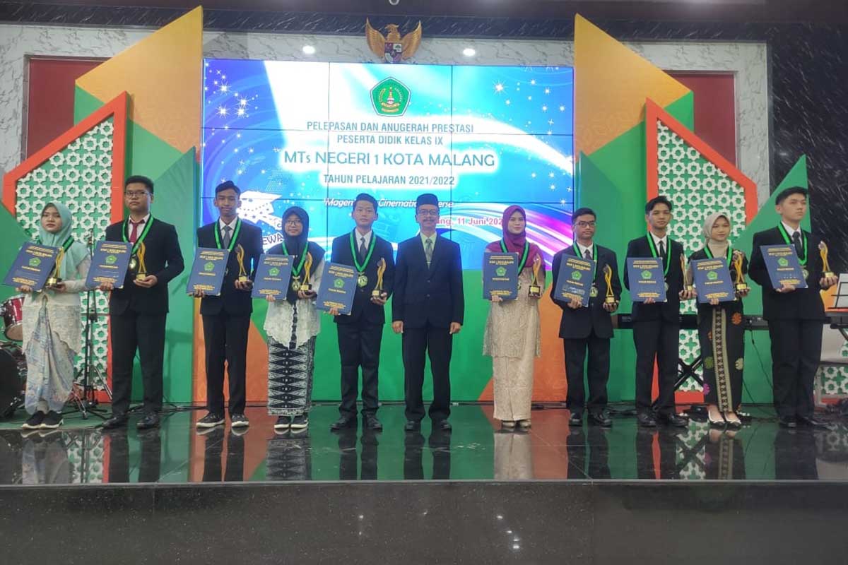 Kepala MTsN 1 Kota Malang bersama 10 Siswa Prestasi Terbaik kelas IX. (rhd) - Pamungkasi TA 2021/2022, MTsN 1 Kota Malang Bukukan 1.623 Prestasi