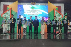 Kepala MTsN 1 Kota Malang bersama 10 Siswa Prestasi Terbaik kelas IX. (rhd) - Haru dan Bahagia, MTsN 1 Kota Malang Lepas 379 Siswa Kelas IX - Turut menyumbang 1.623 prestasi tahun pelajaran 2021/2022