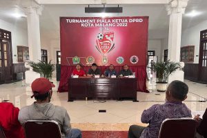 Ketua DPRD Kota Malang, I Made Riandiana Kartika, bersama PSSI dan panitia pelaksana saat melakukan technical meeting. (bim) - 24 Klub U-14 Perebutkan Piala Ketua DPRD Kota Malang 2022