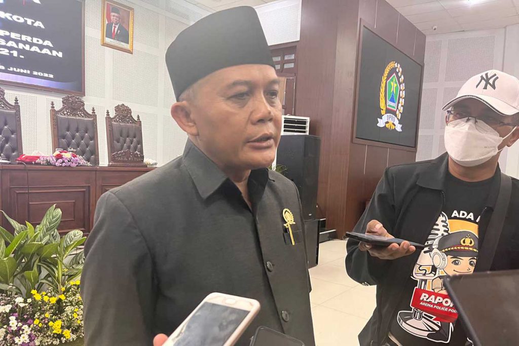 Ketua DPRD Kota Malang, I Made Riandiana Kartika, saat menjawab pertanyaan awak media. (bim) - Walikota Dukung Dua Ranperda Inisiatif DPRD Kota Malang