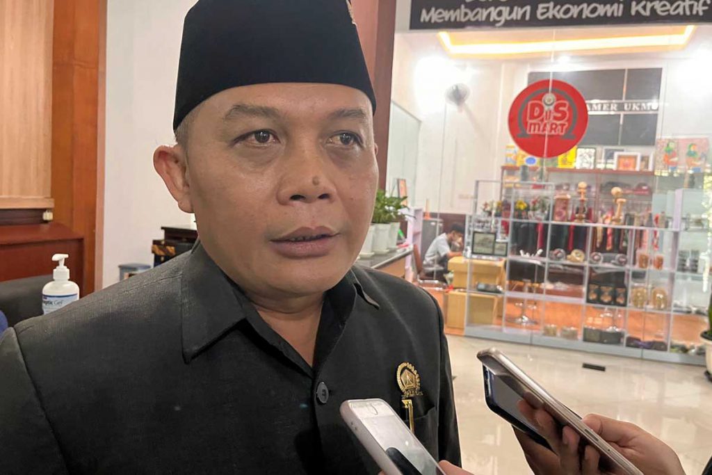 Ketua DPRD Kota Malang, I Made Riandiana Kartika saat menjawab pertanyaan awak media. (bim) - Soal Jual Beli Kucing di Splendid, Made Meminta Pedagang Memperhatikan Kesehatannya