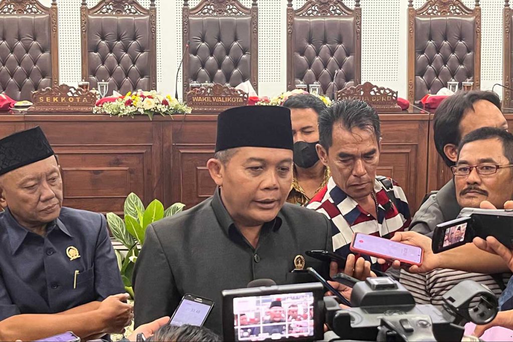 Ketua DPRD Kota Malang, I Made Riandiana Kartika, saat menjawab pertanyaan awak media. (bim) - Rapat Paripurna DPRD Kota Malang Sampaikan Pansus Ranperda PBG