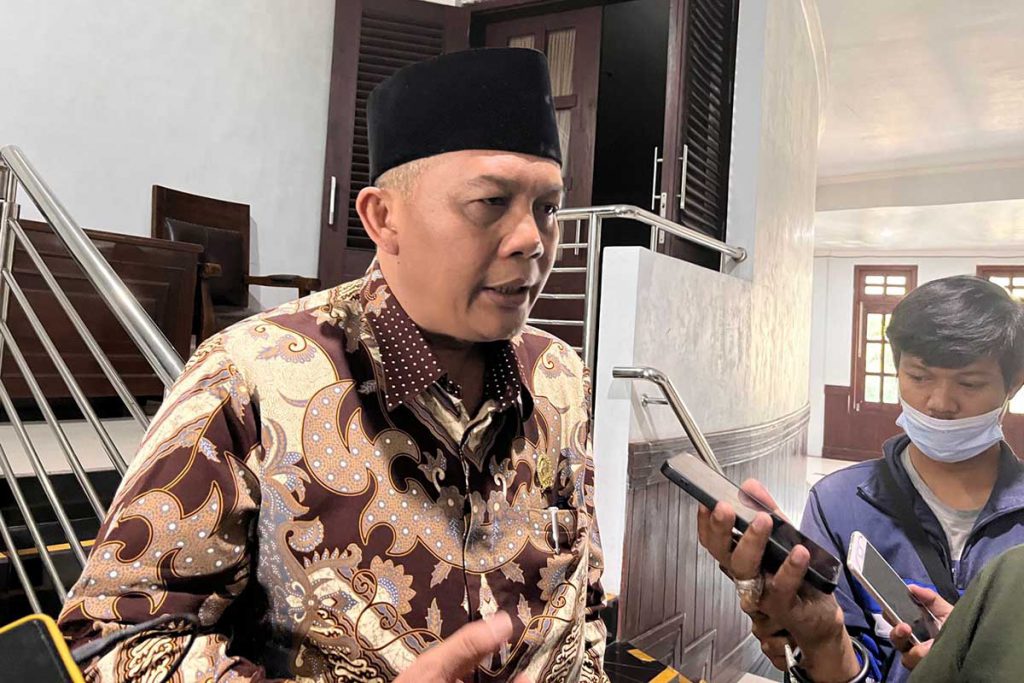 Ketua DPRD Kota Malang, I Made Riandiana, saat menjawab pertanyaan awak media. (bim) - PT KAI Bakal Beri Uang Jasa Bongkar Hingga Rp 250 Ribu bagi Warga Terdampak Sterilisasi