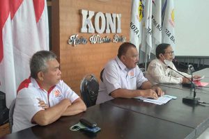 Ketua KONI Jatim didampingi oleh Ketua KONI Batu. (ist) - Kota Batu Berani Berlaga, Berani Juara PORPROV Jatim 2022