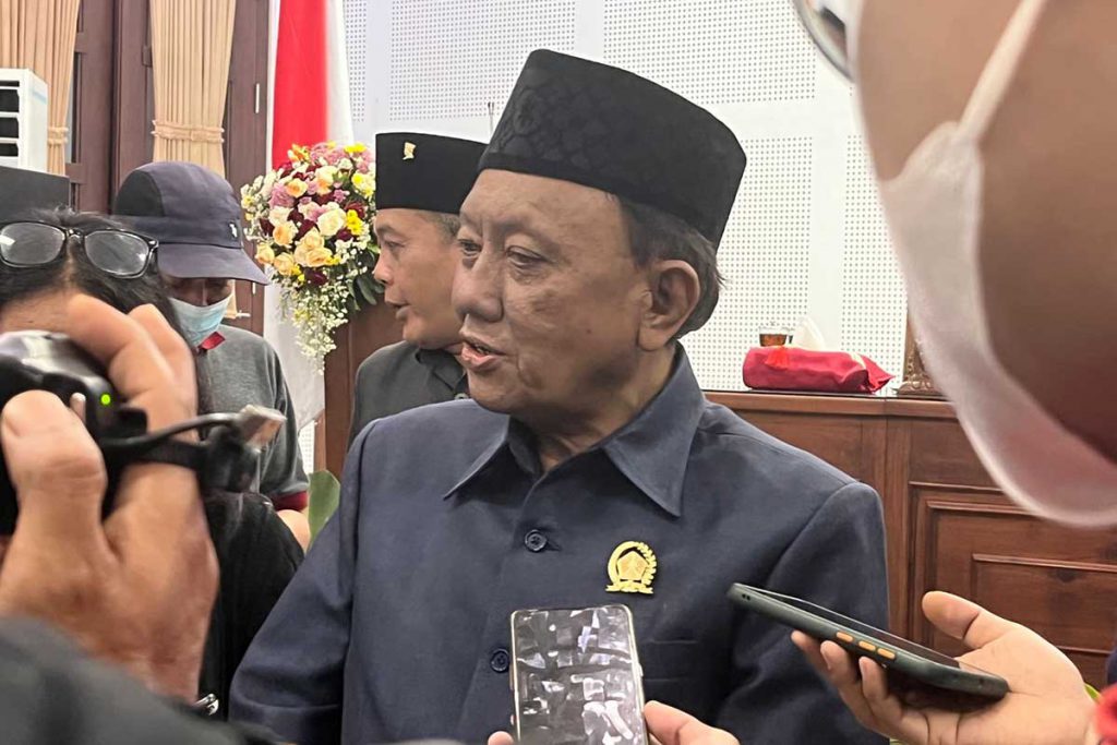 Ketua Pansus Retribusi Persetujuan Bangunan Gedung Kota Malang, Rahman Nurmala, saat menjawab pertanyaan awak media. (bim) - Rapat Paripurna DPRD Kota Malang Sampaikan Pansus Ranperda PBG
