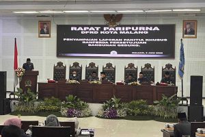 Ketua Pansus Retribusi Persetujuan Bangunan Gedung Kota Malang, Rahman Nurmala, saat menyampaikan laporan dalam Rapat Paripurna DPRD Kota Malang. (bim) - Rapat Paripurna DPRD Kota Malang Sampaikan Pansus Ranperda PBG