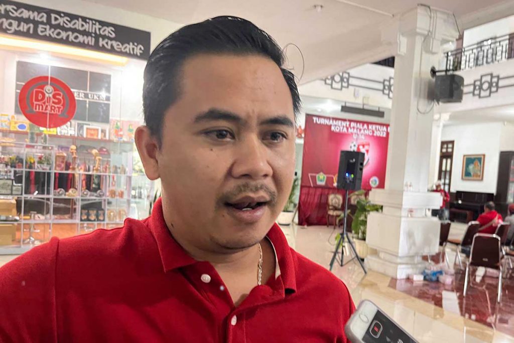 Ketua Pelaksana, Hengky Bayu Firmansyah, menjawab pertanyaan awak media. (bim) - 24 Klub U-14 Perebutkan Piala Ketua DPRD Kota Malang 2022