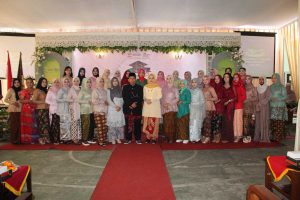 Ketua Yayasan Kartika Jaya bersama Purnawiyata Kelas XII SMK Kartika IV-1. (ist) - Ketua Yayasan Kartika Jaya Sampaikan Ini pada Purnawiyata Kelas XII SMK Kartika IV-1