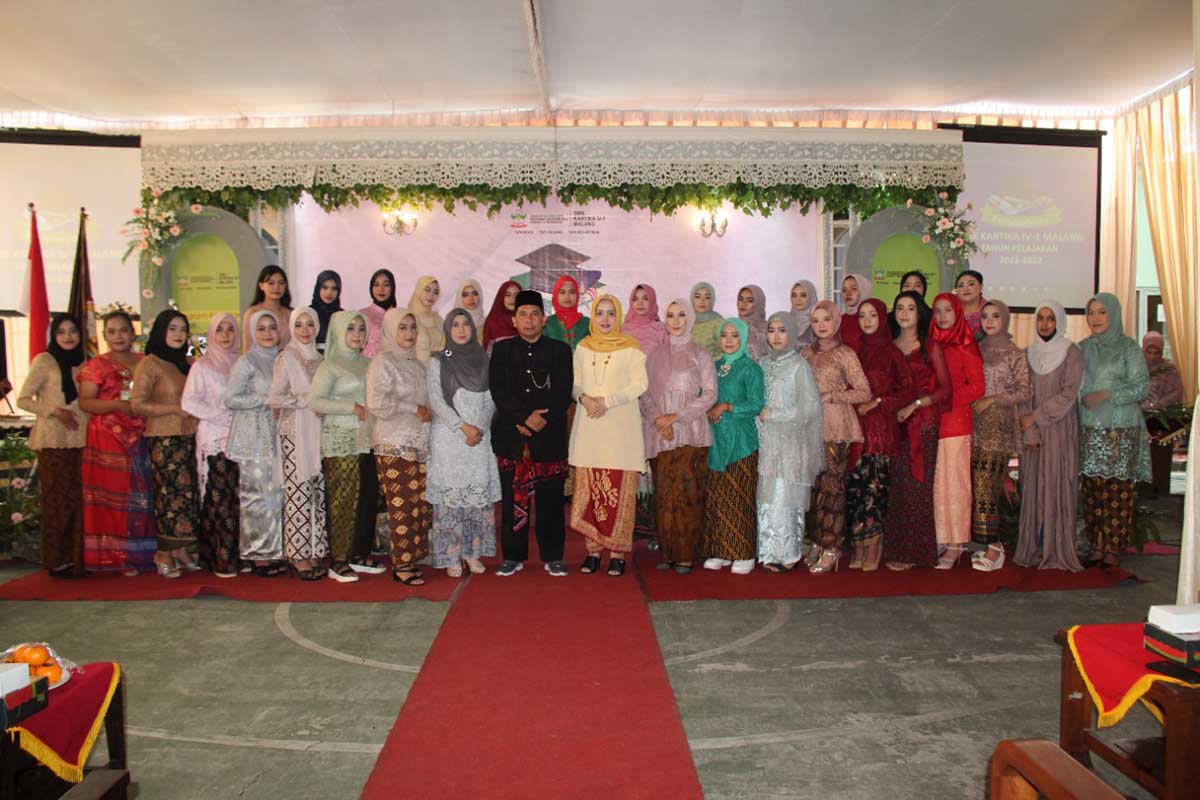 Ketua Yayasan Kartika Jaya bersama Purnawiyata Kelas XII SMK Kartika IV-1. (ist) - Ketua Yayasan Kartika Jaya Sampaikan Ini pada Purnawiyata Kelas XII SMK Kartika IV-1
