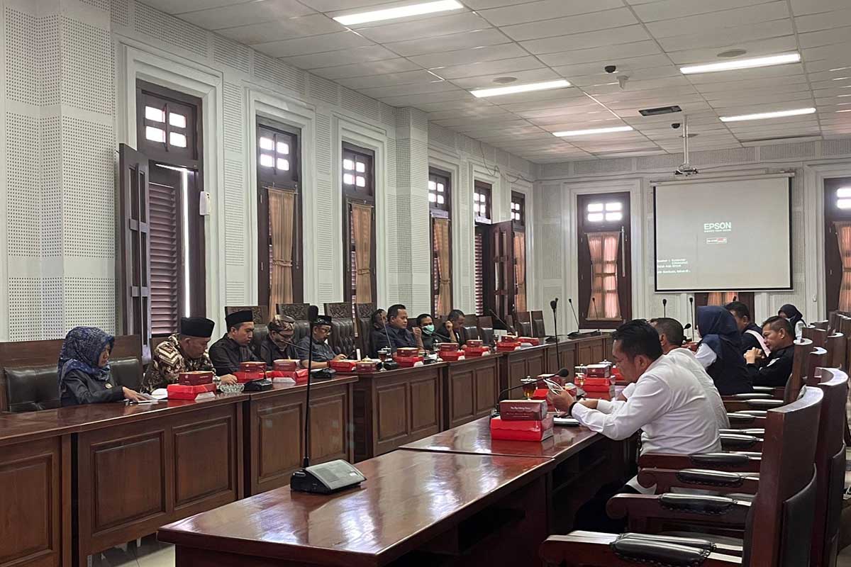 Komisi B DPRD Kota Malang saat melakukan rapat tentang meminta kejelasan rencana sterilisasi PT KAI. (bim) - DPRD Kota Malang Minta PT KAI Kaji Ulang Timeline Sterilisasi