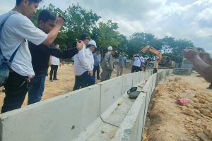 Komisi III DPRD Sampang saat Sidak di lokasi proyek. (Rafi/Memo X) - Sidak Proyek Rp 5,7 Miliar, Anggota DPRD Sampang Temukan U-Ditch Retak