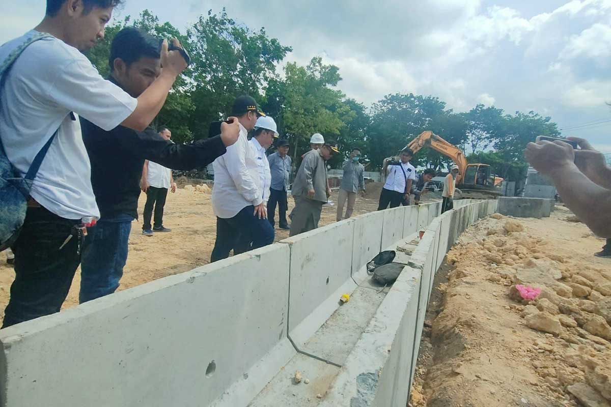 Komisi III DPRD Sampang saat Sidak di lokasi proyek. (Rafi/Memo X) - Sidak Proyek Rp 5,7 Miliar, Anggota DPRD Sampang Temukan U-Ditch Retak
