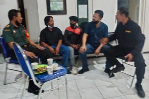 Komsos Babinsa bersama warga binaan. (ist) - Komsos Babinsa-Warga, Jaga Komunikasi dan Kondusif Wilayah Binaan