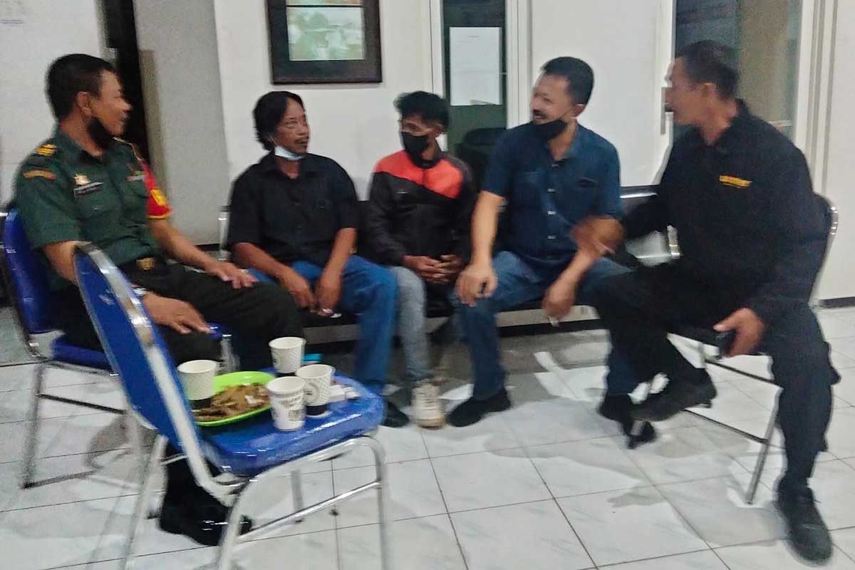 Komsos Babinsa bersama warga binaan. (ist) - Komsos Babinsa-Warga, Jaga Komunikasi dan Kondusif Wilayah Binaan