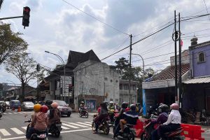 Kondisi arus lalu lintas di persimpangan Tunggulmas, usai dipasang Traffic Light. (bim) - Urai Kemacetan, Traffic Light Tunggulmas Mulai Beroperasi