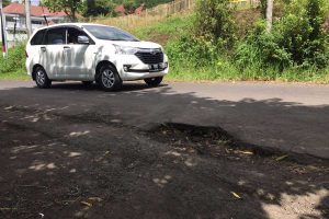 Kondisi jalan berlubang yang mengancam keselamatan pengendara. (dik) - Pembangunan Kereta Gantung Semakin Dekat, Dinas PUPR Jamin Jalan Aman Dilewati