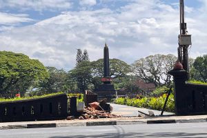 Kondisi terkini pagar tembok Bundaran Alun-Alun Tugu Kota Malang, yang hancur tertabrak. (bim) - Driver Mengantuk, Pagar Tugu Malang Hancur Tertabrak