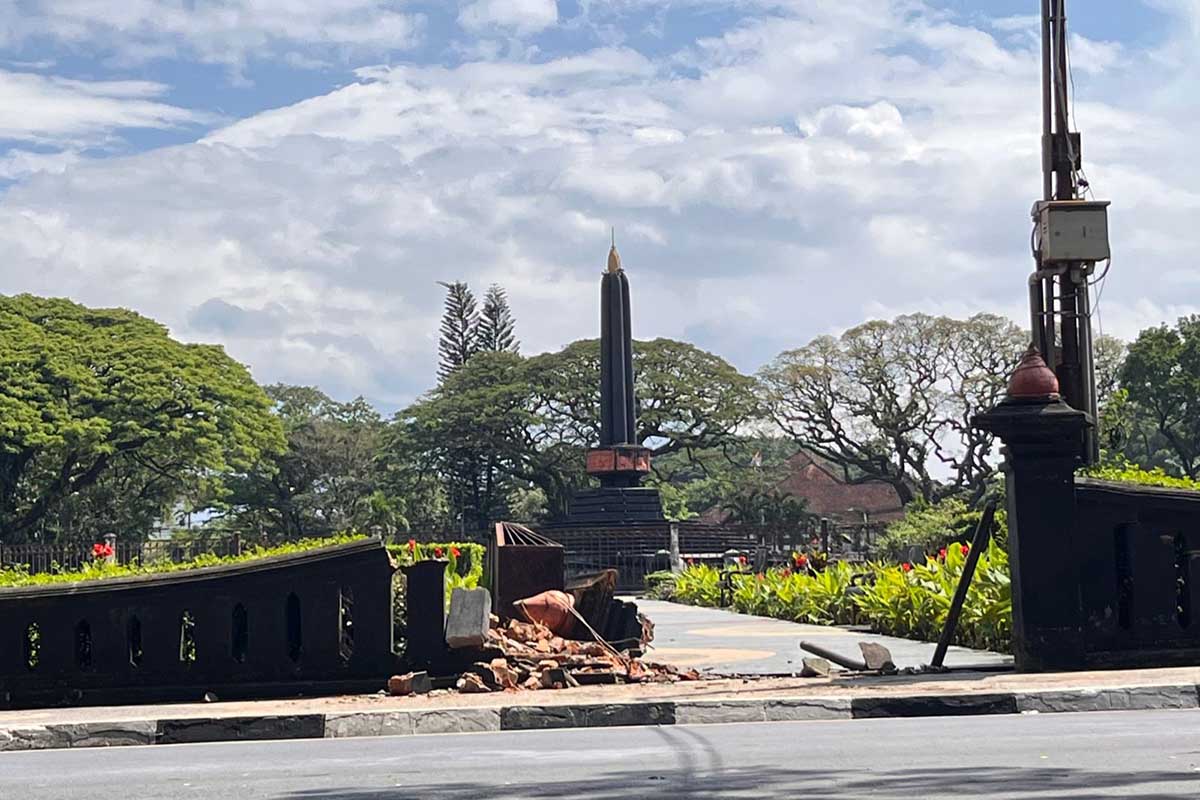 Kondisi terkini pagar tembok Bundaran Alun-Alun Tugu Kota Malang, yang hancur tertabrak. (bim) - Driver Mengantuk, Pagar Tugu Malang Hancur Tertabrak