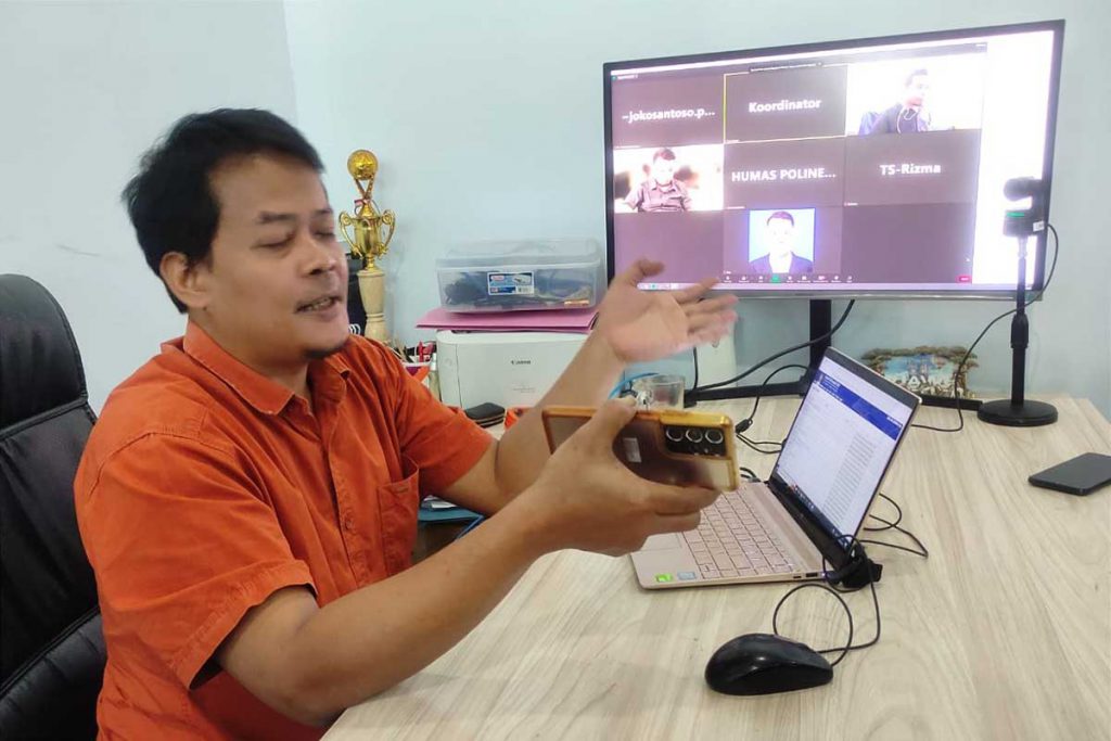 Koordinator Teknologi Informasi dan Komunikasi, Ahmadi Yuli Ananta, ST, MM, menunjukkan pola posisi hp zoom dan laptop peserta. (rhd) - Bersaing Ketat, Ribuan Peserta Ikuti Ujian CBT SBMPN Polinema