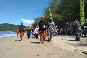 Labuh Laut Pantai Sine Wujud Rasa Syukur - Bupati Tulungagung Berharap Diselenggarakan Setiap Tahun